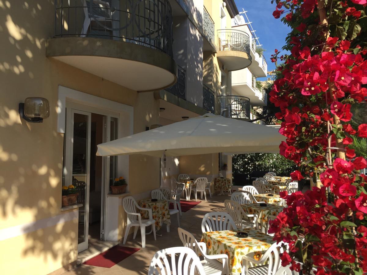 Hotel Monti Riccione Luaran gambar